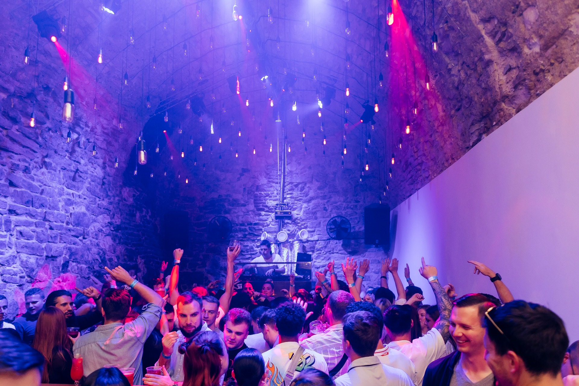 Prague Pub Crawl s neomezeným množstvím drinků a koktejlů