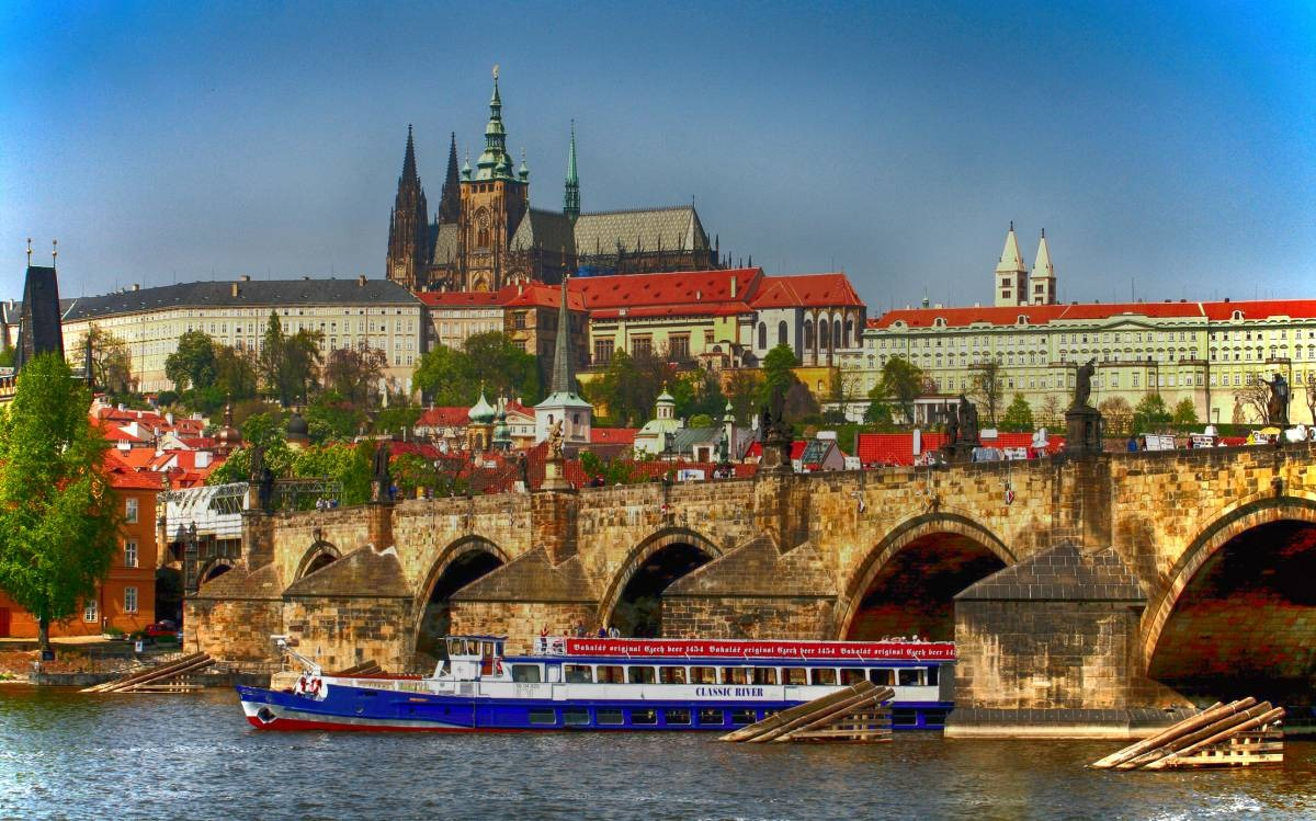 Prague Combo: Castle Interiors, Bus & Free Boat